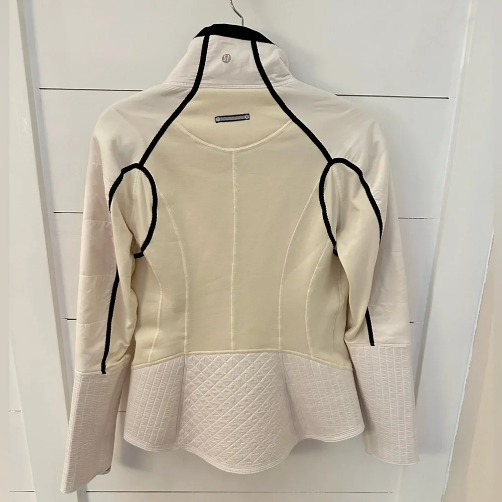 LULULEMON 8 Run Bundle Up Woman white with black edging activewear Jacket - Picture 3 of 16